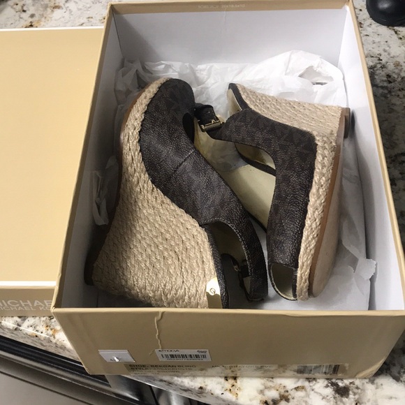 ❣️SALE❣️Michael Kors signature wedges - Picture 8 of 8